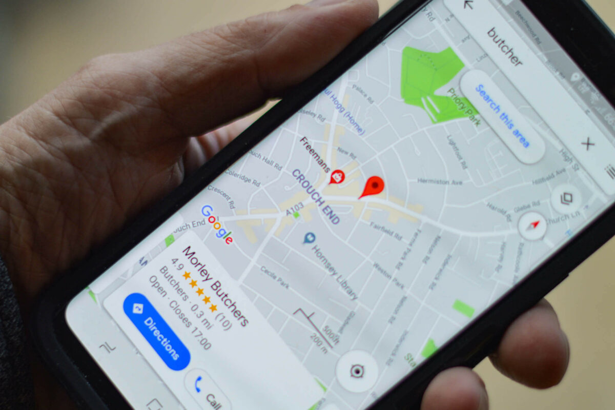 What does a virtual tour really do for Google's ranking? 1 in der Hand gehaltenes Smartphone mit einem lokalen Suchergebnis